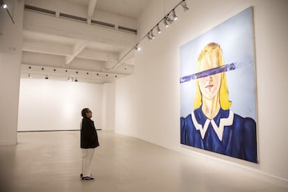 Julian Schnabel contempla el lienzo 'Large girl with no eyes' (Chica enorme sin ojos) en el Centro de Arte Contemporáneo de Málaga. 