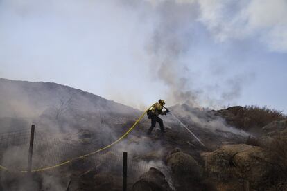 Según el Servicio Meteorológico de Estados Unidos, las temperaturas superan los 37 grados centígrados en el área del incendio, con una humedad relativa del 13%. En la imagen, un bombero trabaja en una ladera durante el incendio Fairview.