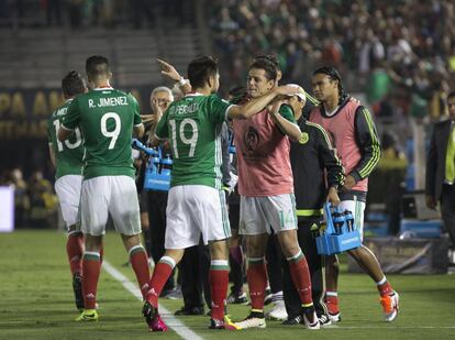 El equipo mexicano festeja el triunfo contra Jamaica