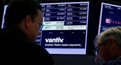 Inversores consultan la cotización de Vantiv.