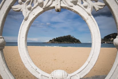 Delimitada por el Pico del Loro y la Estela a Rafael Ruiz Balerdi, de Eduardo Chillida, Ondarreta, la vecina de La Concha, es la playa más tranquila y pequeña de San Sebastián. Y en pleamar es el punto de la concha que conserva mayor aporte arenoso. A la isla de Santa Clara, siempre visible desde el arenal, se navega desde el puerto viejo; solo los más avezados nadadores se atreven, aun con la ayuda del gabarrón (plataforma flotante), a cubrir los 400 metros que la separan de tierra firme. En Ondarreta abundan las actividades acuáticas. La visión furtiva del palacio de Miramar desde el paseo marítimo despierta en el viajero el deseo de deambular por los jardines del complejo donde veraneaba la reina María Cristina (buscar su escultura en el paseo). Al final del periplo es buena idea tomar algo en el bar del <a href="https://www.hotelezeiza.com/" target="_blank">hotel Ezeiza.</a>