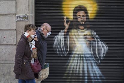 Dos persones al barri del Raval durant la pandèmia. 