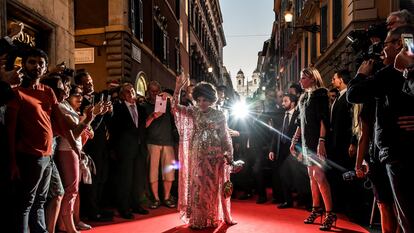 La actriz italiana Gina Lollobrigida durante su 90 cumpleaños, frente a la céntrica Piazza di Spagna de Roma, el 4 de julio de 2017.