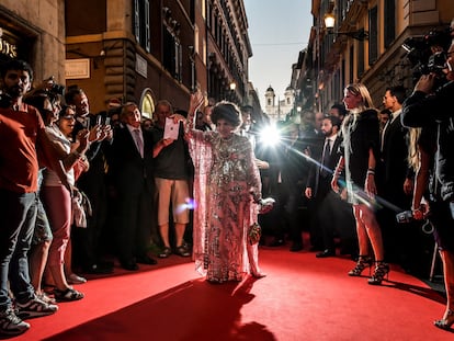 La actriz italiana Gina Lollobrigida durante su 90 cumpleaños, frente a la céntrica Piazza di Spagna de Roma, el 4 de julio de 2017.