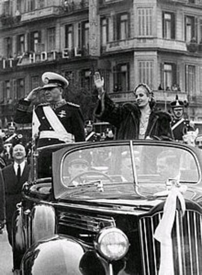 Evita y Juan Domingo Perón saludan desde un coche descubierto en Buenos Aires.