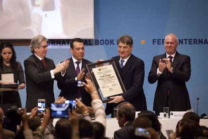 El escritor italiano Claudio Magris recibiendo el premio en Guadalajara