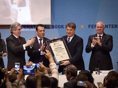 El escritor italiano Claudio Magris recibiendo el premio en Guadalajara