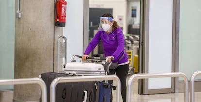 Una pasajera camina por las instalaciones de la T4 del Aeropuerto Adolfo Suárez Madrid-Barajas, en Madrid.