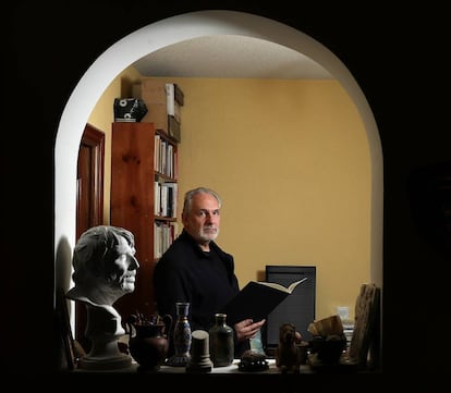 El compositor Jesús Rueda, en su casa de Madrid, este enero.