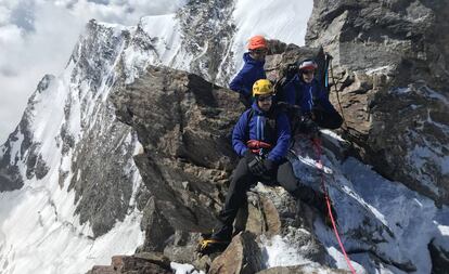 Javier García Pajares, con casco amarillo, mientras hace montañismo en los Alpes.