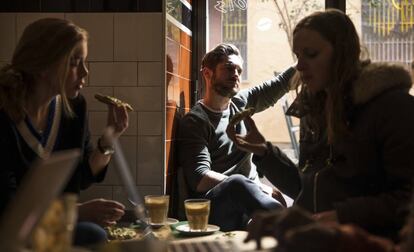 Varios clientes en Toma Café, establecimiento pionero en los desayunos de calidad.