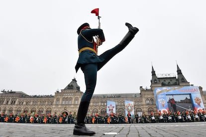 Rusia celebra el 74 aniversario de la victoria sobre la Alemania nazi. En la imagen, un soldado de la guardia de honor rusa marcha durante el desfile militar del Día de la Victoria en la Plaza Roja en el centro de Moscú el 9 de mayo de 2019.