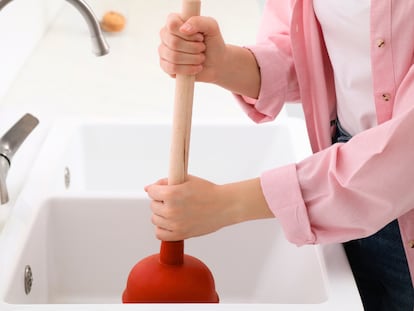 Una selección de desatascadores para disolver la suciedad más incrustada de tuberías y desagües de casa. GETTY IMAGES.