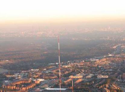 Imagen aérea tomada ayer de la zona por donde Fomento quiere que pase la variante de la autopista A-6. Abajo se puede ver la población; arriba, el monte protegido.