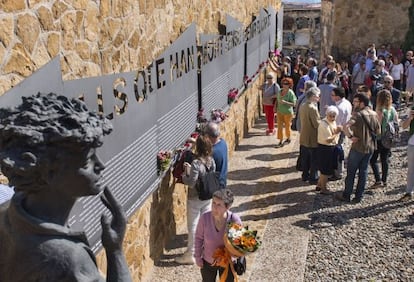 Un momento del homenaje a las víctimas del franquismo en Tarragona. En primer plano, Montse Giné.