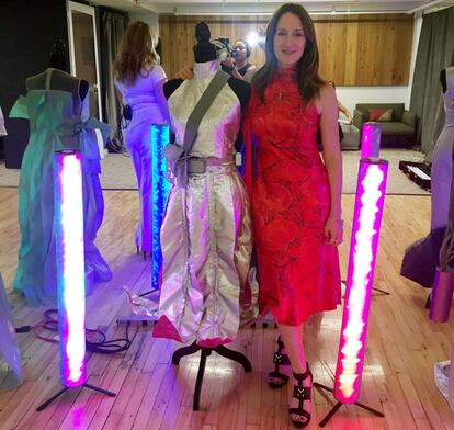 Clare Tattersall, junto a sus 'vestidos robóticos'