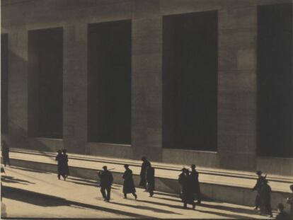 Imagen de Paul Strand, Wall Street, Nueva York, 1915, copia al platino del Philadelphia Museum of Art. 