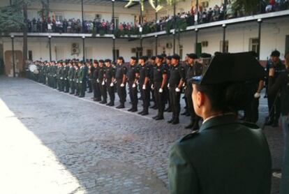 Las fuerzas de seguridad celebran la Virgen del Pilar en la calle de Batalla del Salado en Arganzuela.