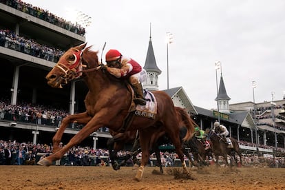 Rich Strike (21), with Sonny Leon aboard, wins the 148th running of the Kentucky Derby