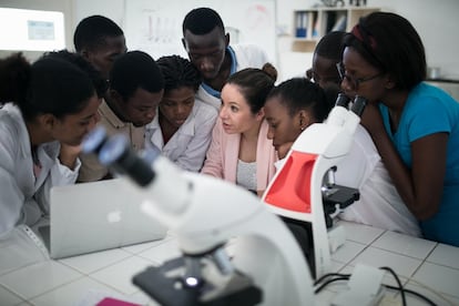 Taida Martín Santos, médica especialista em hematologia e hemoterapia do Hospital Universitario de Canarias, em Tenerife, dá aulas como voluntária na Universidade Católica de Moçambique em março de 2020. Ela o faz no âmbito do projeto promovido por Luis López Rivero, professor universitário e chefe da Cirurgia Torácica do Hospital Materno-Insular de Gran Canaria, para formar médicos no país. “Me preparo muito para isso, é um desafio porque quero que os alunos otimizem o tempo que estou aqui”, admitiu Martín, absorta no computador, organizando o material para as aulas do dia seguinte, em uma das moradias estudantis que a universidade cede como contribuição ao projeto para professores estrangeiros.