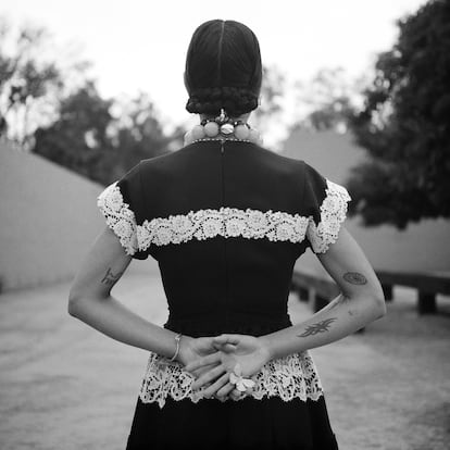 Una de las imágenes realizadas por la fotógrafa mexicana Graciela Iturbide para Dior en 2023, incluidas en su gran retrospectiva japonesa.