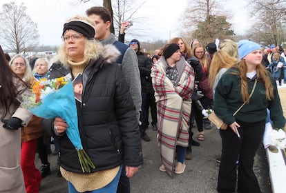 Muchos fans han aguardado desde la pasada madrugada a las puertas de Graceland, en Memphis, donde a las nueve de la mañana (hora local) ha comenzado el funeral. 