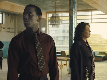 Micheal Ward y Olivia Colman, en el último piso del cine Empire en 'El imperio de la luz'.