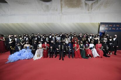 Foto de familia de todos los ganadores de los premios Goya 2022.