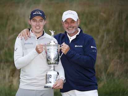 Matt Fitzpatrick y Billy Foster, con el trofeo del US Open.