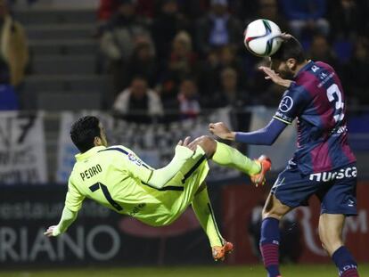 Pedro intenta robar la pilota a un jugador de l'Osca.
