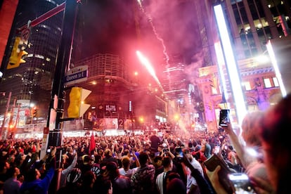 Seguidores canadienses celebran la victoria de los Raptors en Oakland, California.