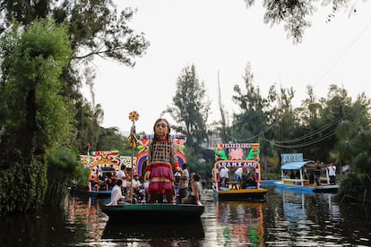 La Pequeña Amal navega los canales de Xochimilco, en Ciudad de México, sobre una trajinera.