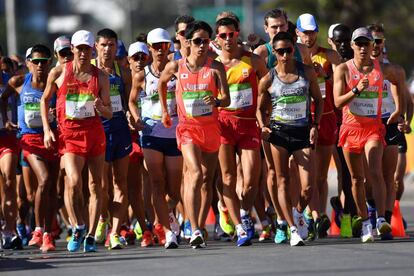 El comienzo de la carrera, con L&oacute;pez y Mart&iacute;n en las primeras filas.