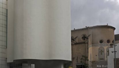 El Macba con la capilla de la Misericordia al fondo.