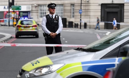 Miembros de la policía colocan un perímetro de seguridad en el Parlamento británico en Londres (Reino Unido).