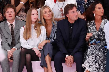 Madre e hija compartiendo primera fila en el desfile primavera-verano de la división masculina de Dior.