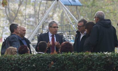 El exportavoz parlamentario del PDeCAT, Francesc Homs, en el parque infantil de la plaza de la Audiencia Nacional, esperando la salida de los 'consellers'.