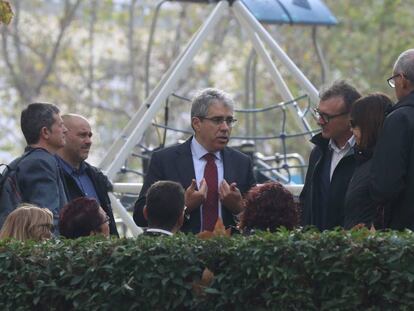 El exportavoz parlamentario del PDeCAT, Francesc Homs, en el parque infantil de la plaza de la Audiencia Nacional, esperando la salida de los &#039;consellers&#039;.