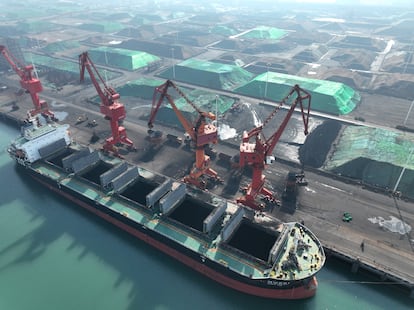 Un barco descarga carbón en el puerto de Lianyungang, China.