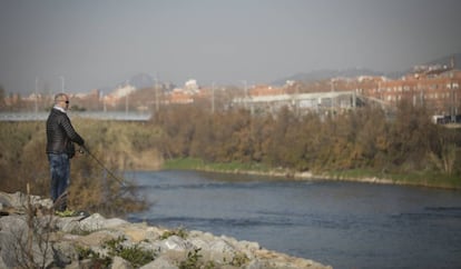 Un pescador a la desembocadura del Besòs.