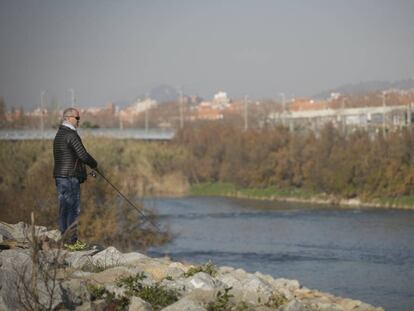 Un pescador a la desembocadura del Besòs.