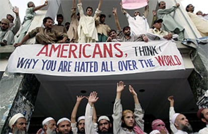 &#39;Americanos, pensad porqué sois odiados en todo el mundo&#39;, reza una pancarta de simpatizantes protalibanes en Islamabad.