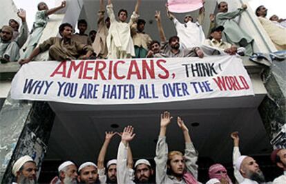 'Americanos, pensad porqué sois odiados en todo el mundo', reza una pancarta de simpatizantes protalibanes en Islamabad.