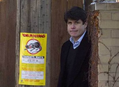 Blagojevich sale de su casa en Chicago.