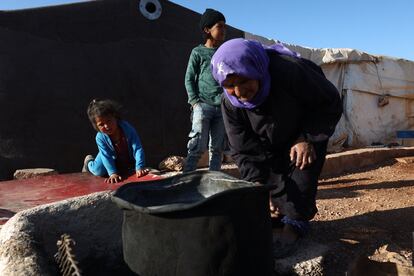 Halima Al-Hussein enciende un fuego para preparar comida. La mayoría de las personas desplazadas en los campamentos recurren al uso de leña para cocinar debido a los altísimos precios del combustible, el gas y la electricidad; el coste de una botella de gas es de unos 12 euros, lo que significa que una mujer tiene que trabajar seis días, 36 horas, para solo comprar una botella de gasolina que apenas le alcanza para diez días.