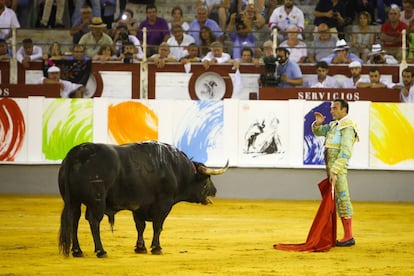 Enrique Ponce simula la suerte de matar ante el toro Jaraiz, en Málaga.