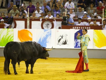 Enrique Ponce simula la suerte de matar ante el toro Jaraiz, en Málaga.