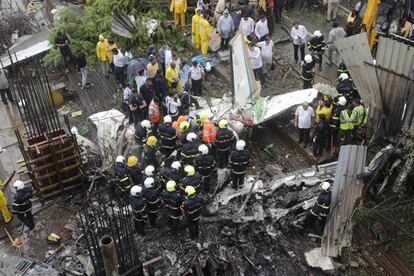 Los bomberos trabajan en el lugar del accidente en Mumbai (India)
