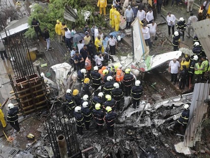 Los bomberos trabajan en el lugar del accidente en Mumbai (India)