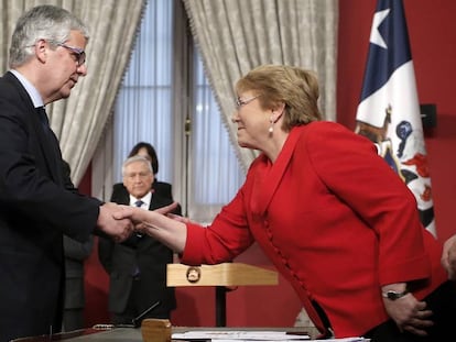 Bachelet y el nuevo ministro de Finanzas, Nicolás Eyzaguirre.